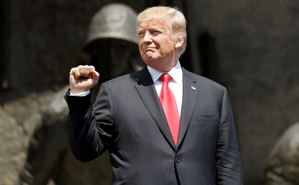 Jak pisze dziennik, według Trumpa dzisiaj Zachód ma do czynienia z zagrożeniami innego typu niż te, z którymi Polska miała do czynienia podczas drugiej wojny światowej i po niej.