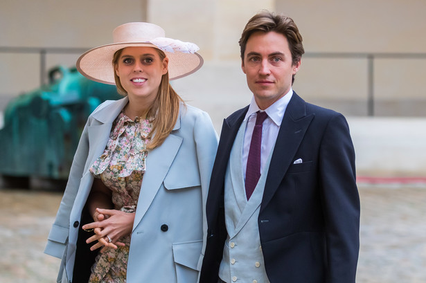 epa08551673 (FILE) - Britain's Princess Beatrice of York (L) and her betrothed Edoardo Mapelli Mozzi (R) arrive for the wedding ceremony of the Prince Napoleon Countess Arco-Zinneberg at the Saint-Louis-des-Invalides cathedral at the Invalides National Hotel in Paris, France, 19 October 2019 (reissued 17 July 2020). British media reports on 17 July 2020 state Princess Beatrice of York and her fiance Edoardo Mapelli Mozzi have married at a private ceremony. The two had planned to marry on 29 May 2020 at St James's Palace, but the ceremony was postponed as a result of the coronavirus outbreak. EPA/CHRISTOPHE PETIT TESSON *** Local Caption *** 55561152 Dostawca: PAP/EPA.