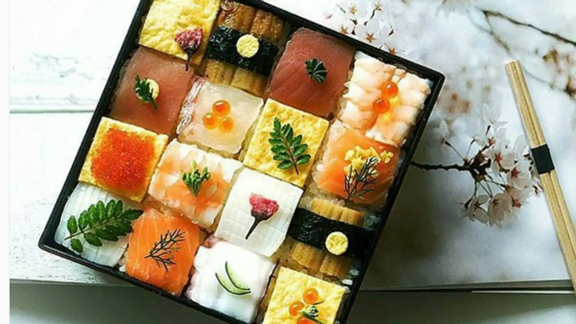 Mozaika z sushi. Trend z Japonii robi z lunchu dzieło sztuki