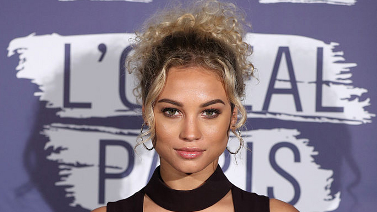 Rose Bertram, partnerka holenderskiego piłkarza Gregory'ego van der Wiela, wie, że jej fani uwielbiają, kiedy prezentuje im swoje ciało. Tym razem pochwaliła się fotografią z rejsu statkiem, na której modelka wygląda naprawdę seksownie.