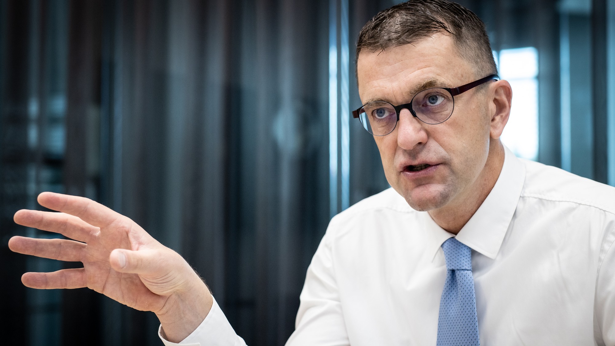 Branislav Strýček, generálny riaditeľ Slovenských elektrární počas rozhovoru vysvetľuje, ako sa bude vyvíjať ekonomika firmy v najbližších rokoch.