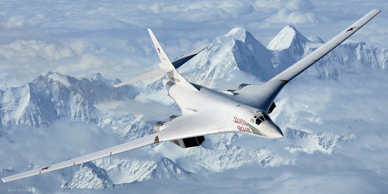 Rosyjski odrzutowy ponaddźwiękowy bombowiec Tu-160.