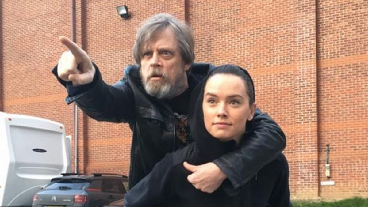 Mark Hamill, z okazji 24. urodzin Daisy Ridley, zamieścił na swoim profilu na Facebooku zabawne zdjęcie. Aktorzy wspólnie pozują jako Luke i Rey.