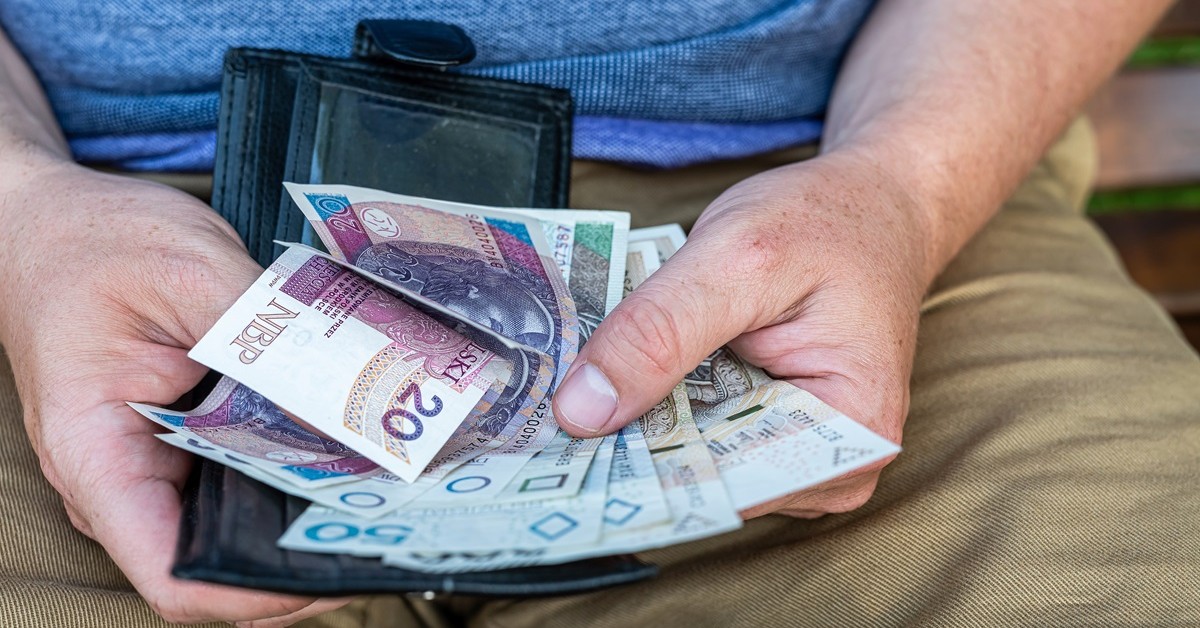 PIP przekształci umowy zlecenia w etat od 2026 r. Ile stracą pracownicy? choćby 2147 zł na rękę