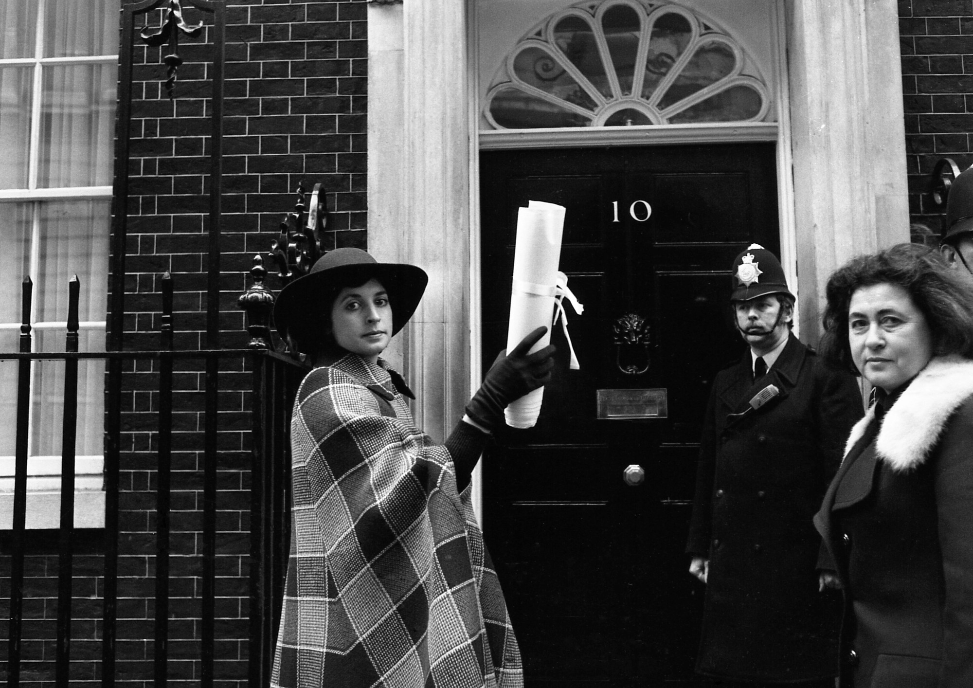 Na archívnej snímke z 11. februára 1975 anglická herečka Prunella Scales prináša petíciu s podpismi 100 prominentných žien na Downing Street 10 v Londýne.