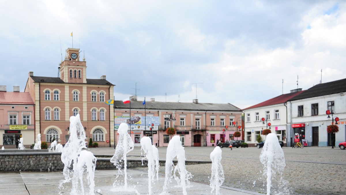 Woda dociera już do wszystkich mieszkańców miasta, problemy z jej dostawą mogą wystąpić jeszcze na terenie gminy – poinformowały dzisiaj władze Skierniewic. W ciągu kilku dni zapotrzebowanie na wodę w mieście wzrosło tak, że skierniewickie wodociągi miały trudności z dostarczeniem jej do wszystkich domów.