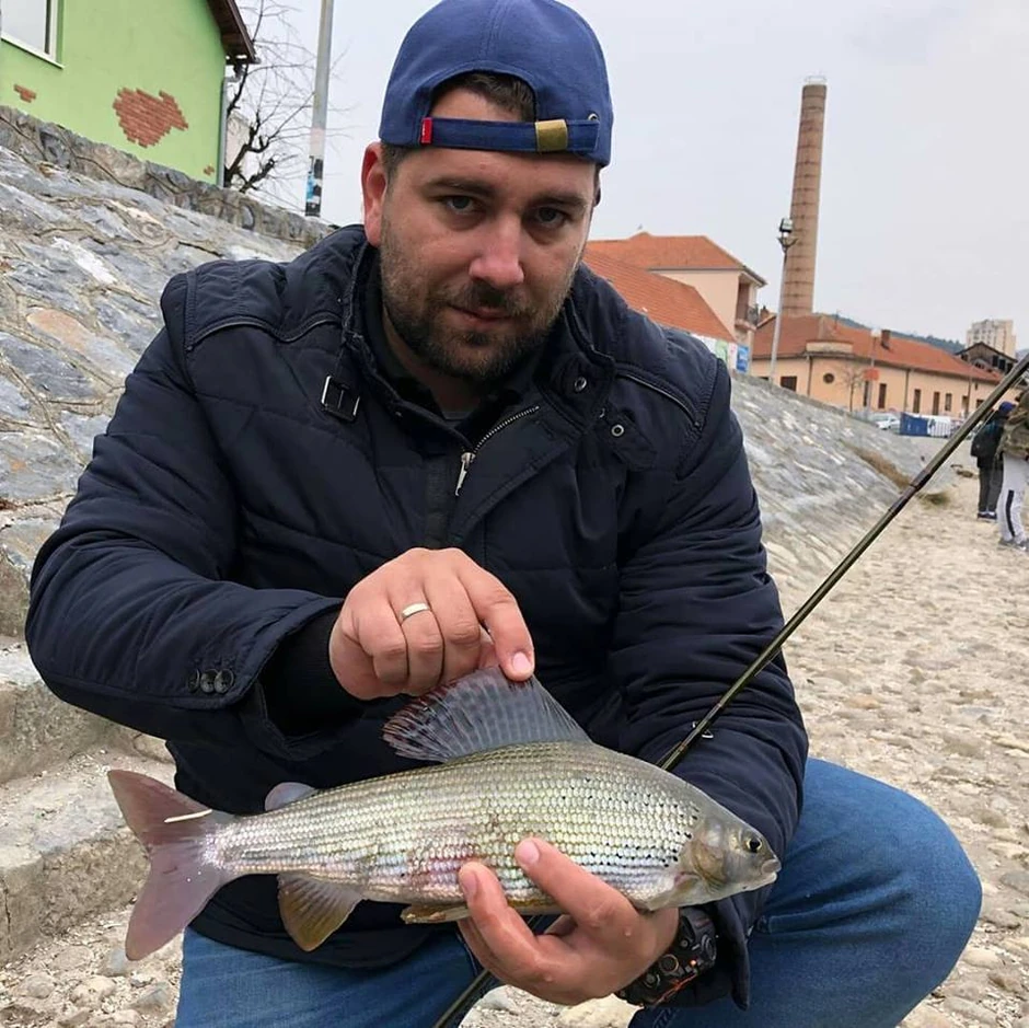 Ribolovac Ivan Bakić sa prelepim primerkom lipljena
