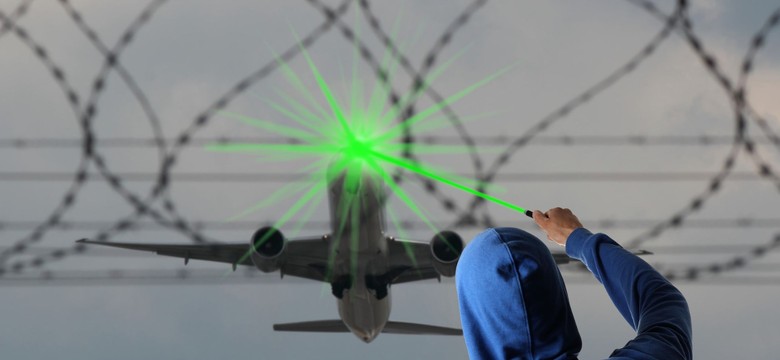 Oślepiał pilotów laserem, stanie przed sądem. Śledczy mają gotowy akt oskarżenia