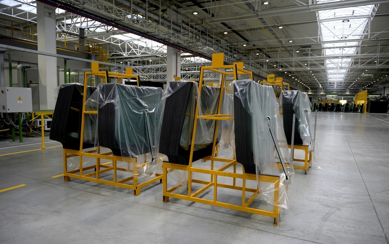 Budowa fabryki w gminie Nowa Dęba, k. Tarnobrzega trwała 4 lat. Zakład produkcyjny Pilkington Automotive Poland w Chmielowie produkuje szyby samochodowe dla największych producentów na świecie. <br><br>fot. (dd/cat) PAP/Darek Delmanowicz