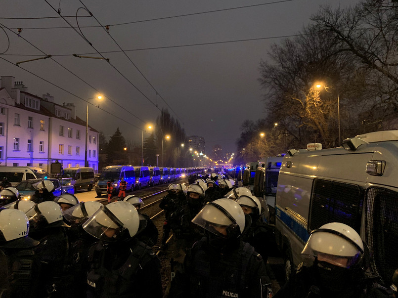 Trzy osoby zatrzymane. Policja podsumowuje niedzielny protest w Warszawie