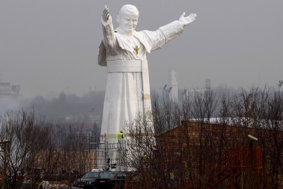 Gigantyczny pomnik papieża jest już gotowy