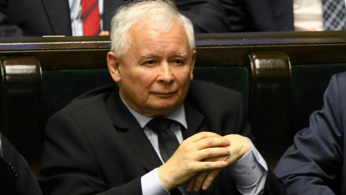 "Władca z zaplecza" – pod takim tytułem magazyn "Der Spiegel" opisuje rządy Jarosława Kaczyńskiego, który "jeszcze nigdy nie miał tyle władzy". Czy Kaczyński wyprowadza Polaków z Unii Europejskiej?