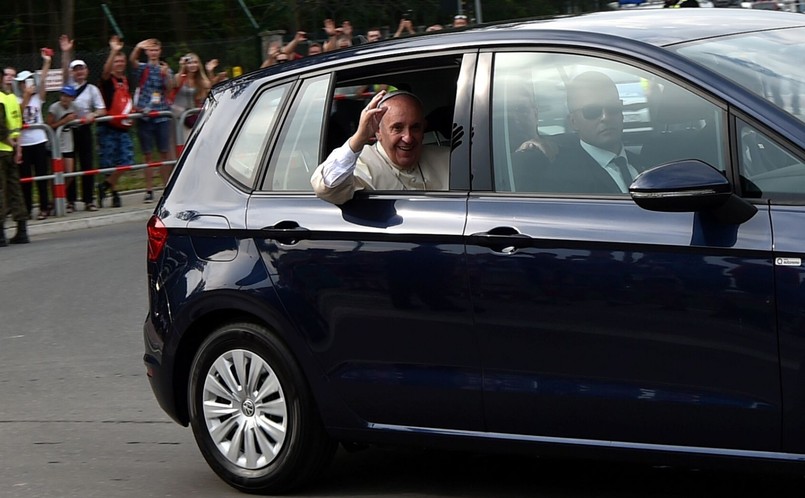 Papież Franciszek najbardziej lubi poruszać się pieszo. Od samego początku pontyfikatu daje przykład innym duchownym - zrezygnował z wystawnych limuzyn, nie chce nimi jeździć ani po Watykanie, ani w trakcie wyjazdów poza Rzym, a już szczególnie w czasie pielgrzymek. Jeśli już musi jechać autem, to zawsze wybiera skromny model. Tak też stało się w Polsce. Ale choć to Fiat jest oficjalnym motoryzacyjnym sponsorem ŚDM w Krakowie, to papież Franciszek porusza się… volkswagenem. Jak do tego doszło?