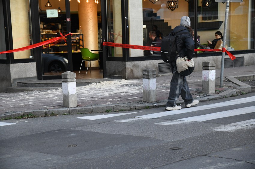 Prolaznici zaobilaze taj deo ulice