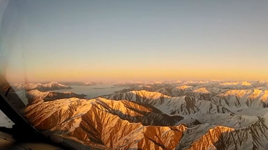 W chmurach nad Queenstown w Nowej Zelandii - niesamowite nagranie z kokpitu samolotu