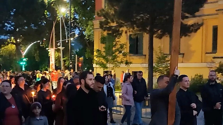 Veliki broj pravoslavnih vernika u litijima obeležava dolazak najradosnijeg hriščanskog praznika