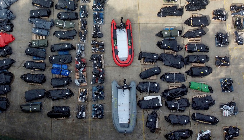 Čamci kojima su migranti prelazili Lamanš u skladištu u Doveru, Velika Britanija