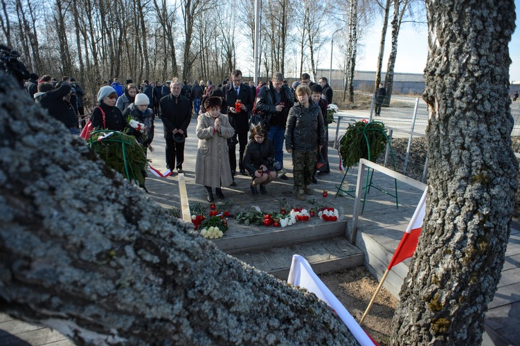 Polacy mieszkający w okręgu smoleńskim podczas uroczystości rocznicowych na miejscu katastrofy samolotu prezydenckiego Tu-154M, 10 bm. w Smoleńsku. W 4. rocznicę katastrofy na miejscu tragedii odbyły się uroczystości z udziałem delegacji Rady Ochrony Pamięci Walk i Męczeństwa oraz polskiej ambasady w Moskwie