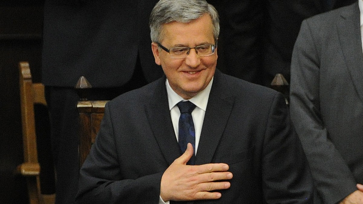 Bronisław Komorowski spotkał się dziś w Sejmie z dziennikarzami. Zdecydowana większość jego briefingu była poświęcona wystąpieniu szefa MSZ Radosława Sikorskiego. Jednak mówiąc o wydarzeniach na Ukrainie, a zwłaszcza o towarzyszącej im rosyjskiej propagandzie, prezydent pokusił się o drobny żart. "Podobno się zdarzyło, że był komunikat ze strony rosyjskiej, że strona ukraińska ostrzelała traktor rosyjski. Traktor odpowiedział ogniem i odleciał" - powiedział.