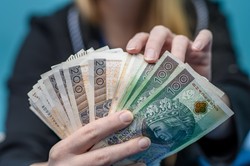 ZUS wypłaca nawet 850 zł miesięcznie. Sprawdź, komu przysługuje świadczenie uzupełniające