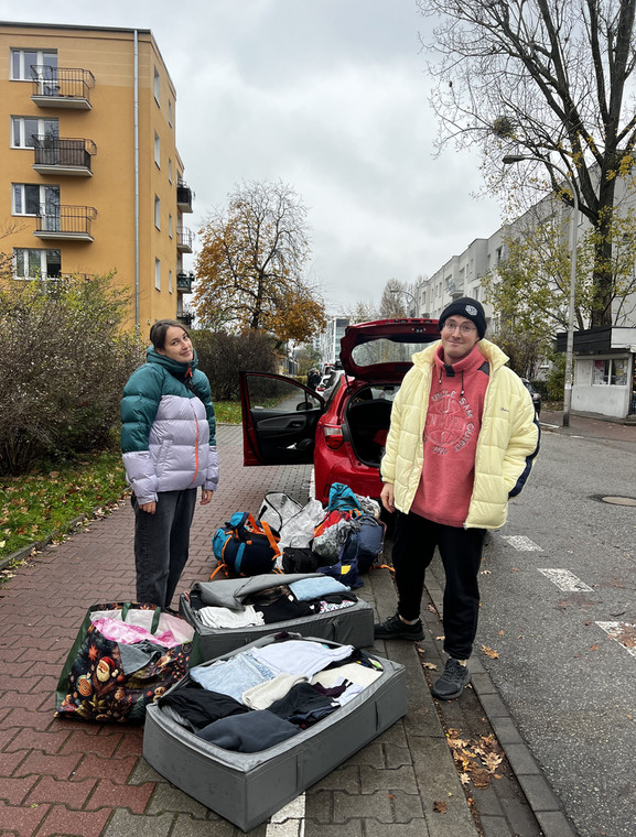 Kamil i Monika w trakcie przeprowadzki