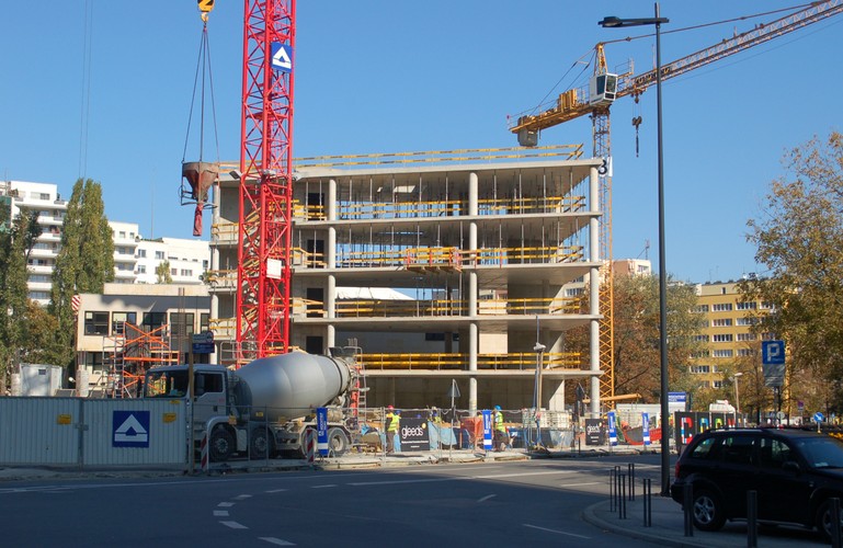 Cosmopolitan Twarda 2/4 – Hines Polska (w budowie). Po sąsiedzku Złotej 44 wyrośnie kolejny 'drapacz chmur', który zasili las błękitnych wieżowców w centrum miasta (wokół Dworca Centralnego). Firma Hines przewiduje zakończenie budowy zimą 2012 r. Fot. Wikipedia, autor: Wistula.