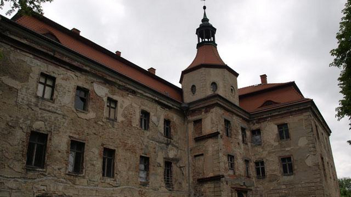 We wrocławskiej pracowni trwa konserwacja zabytkowych okien witrażowych pochodzących ze zniszczonego zamku w Domanicach (Dolnośląskie). Witraże od 1973 r. znajdują się w zbiorach Muzeum Narodowego we Wrocławiu, a najstarszy z nich pochodzi z ok. 1450 r.