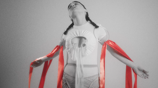 Divat, mozdulatok és a zene harmóniája: Fabian-Kis Juhász ruhái és Csinszka dala tökéletes egységet alkot