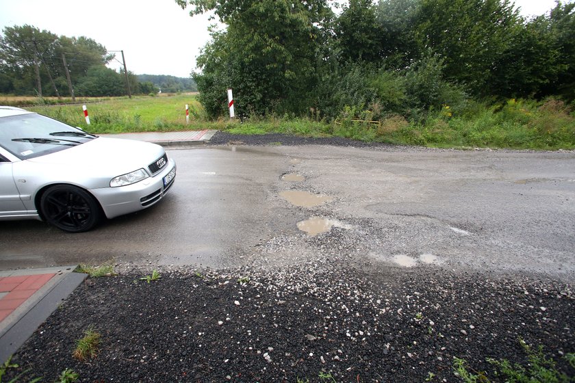 Zostawili dziurawą drogę