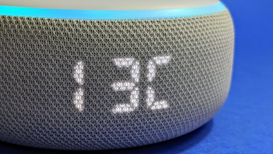 Mehr als nur die Uhrzeit: Auf Zuruf zeigt der Amazon Echo Dot mit Uhr auch die aktuelle Außentemperatur an. 