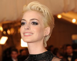 Anne Hathaway blondynką i to jak najbardziej legalną - ZDJĘCIA!