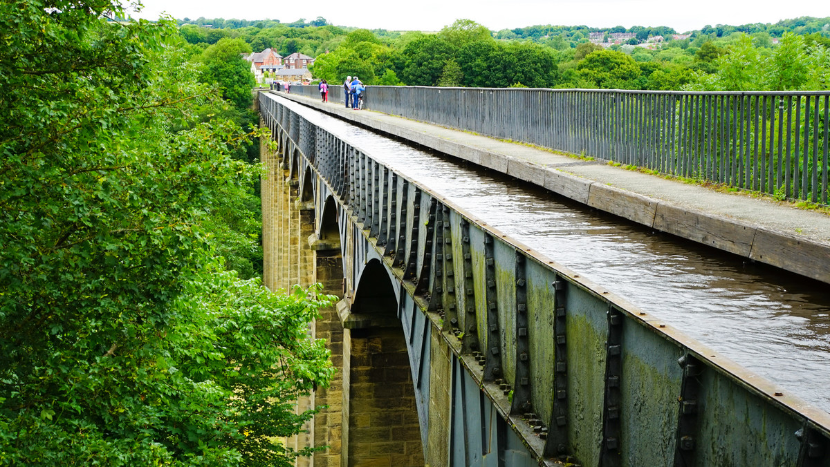 Akwedukt i kanał Pontcysyllte to kanał o długości 18 kilometrów znajdujący się w północno-wschodniej Walii. Został zbudowany na początku XIX wieku i jest przykładem wybitnego osiągnięcia inżynierskiego z czasów rewolucji przemysłowej. 