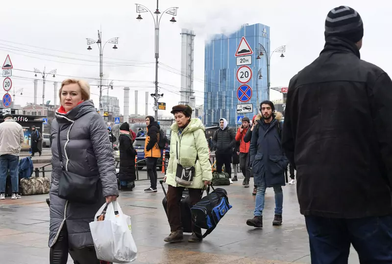 Wielu mieszkańców Kijowa opuszcza stolicę Ukrainy Fot. DANIEL LEAL/AFP/East News
