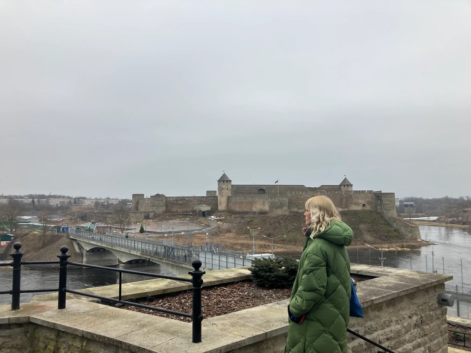 Novinarka "Blica" u Narvi, u pozadini ruski Ivangorod