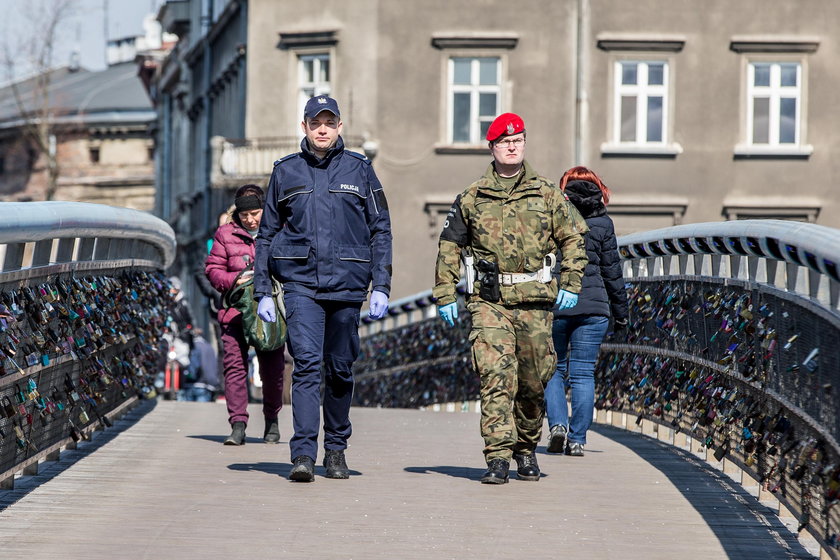 Większość Polaków uważa, że wojsko powinno pomagać osobom przebywającym na kwarantannie