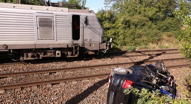 la-voiture-a-ete-trainee-sur-plusieurs-centaines-de-metres-photo-richard-mouillaud-