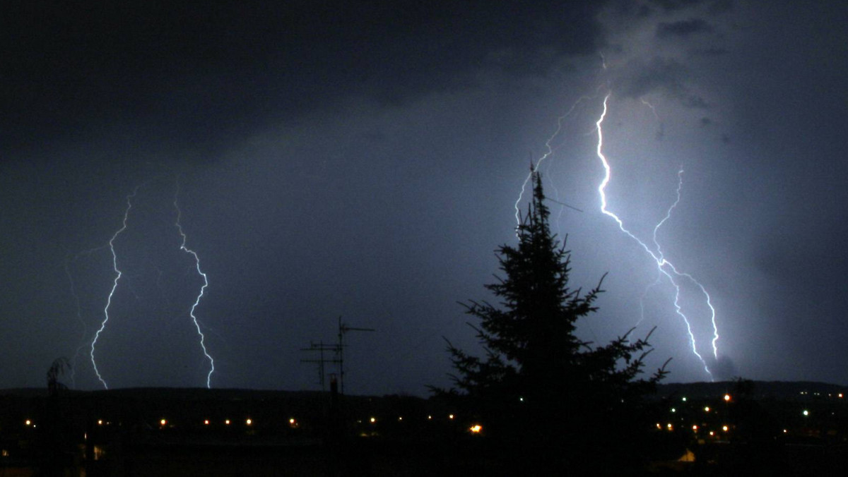 Synoptycy IMGW ostrzegają, że czwartek może być kolejnym dniem, kiedy nad Polską pojawią się groźne burze. Mieszkańcy południowych i południowo-wschodnich części kraju mogą spodziewać się dziś sporych opadów, także gradu. Wiatr będzie przeważnie umiarkowany, w czasie burz dość silny i porywisty, w porywach do 70 km/h.