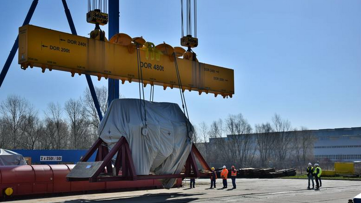 Potężny element będzie pracował w nowo budowanym bloku nr 6. Turbina parowa powstała w fabryce GE Power w Elblągu, a do Opola przypłynęła barką.