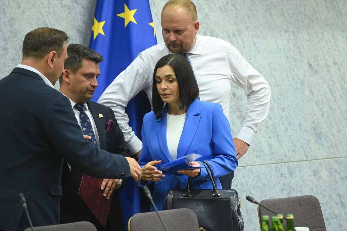Przewodnicząca komisji, posłanka PSL-TD Magdalena Sroka, zastępcy przewodniczącej, poseł Lewicy Tomasz Trela i poseł KP Polska 2050-TD Paweł Śliz oraz członel komisji, poseł KO Witold Zembaczyńskipodczas posiedzenia sejmowej Komisji Śledczej ds. inwigilacji systemem Pegasus, w Sejmie w Warszawie. Komisja ma zbadać legalność, prawidłowość i celowość czynności podejmowanych z wykorzystaniem oprogramowania