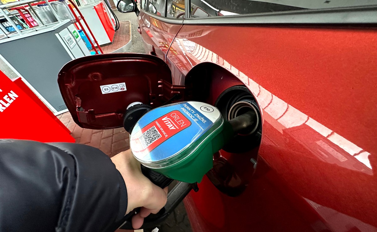 Tankowanie benzyny na stacji paliw