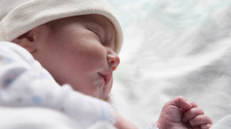 Ile śpi noworodek? Położna wyjaśnia, jakie są normy