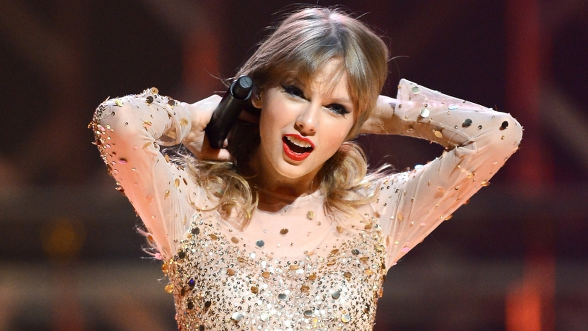Taylor Swift poinformowała, że zamierza mieć co najmniej czworo dzieci i dlatego odkłada pieniądze. - Chcę, żeby po domu biegała cała gromada dzieciaków - zdradziła gwiazda.