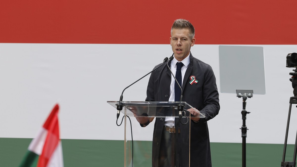 Óriási a tömeg az Andrássy úton: 12 pontot hirdetett Magyar Péter – „Rövidesen elkezdünk pártként funkcionálni”