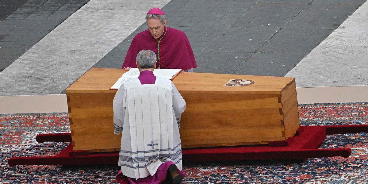 Wierni żegnają Benedykta XVI. Poruszające zdjęcia z pogrzebu papieża
