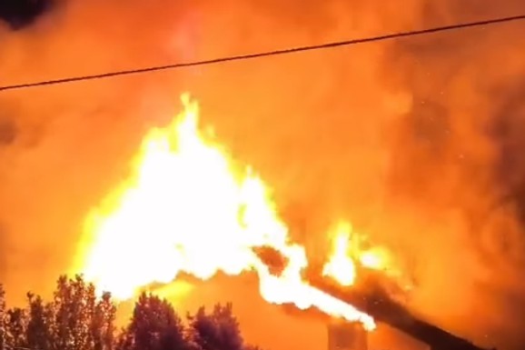 VELIKI POŽAR U ZMAJEVU Vatra "guta" porodičnu kuću (VIDEO)