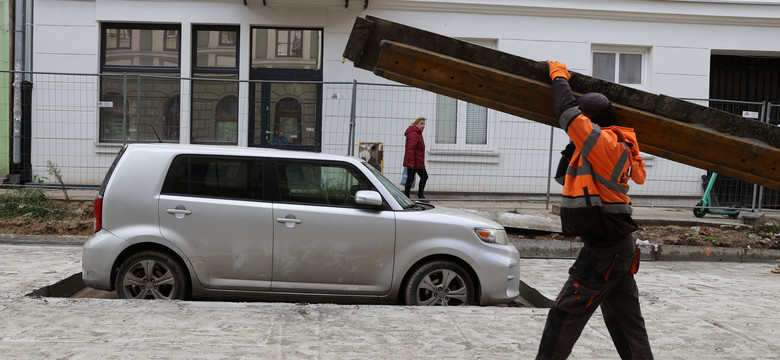Kierowca "zabetonowanego" auta wciąż bez kary. Zastępca Zdanowskiej: "ulica mem"