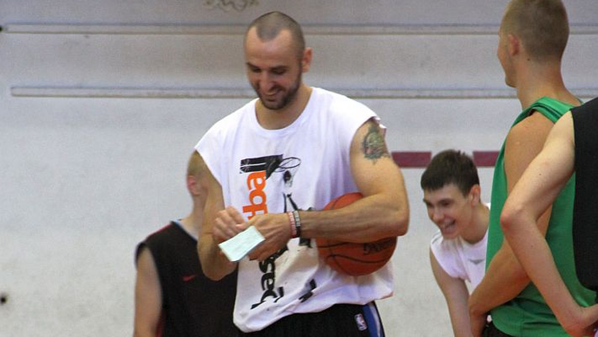 "Marcin Gortat Camp 2010" zakończył się już we Olsztynie, Warszawie, Łodzi, Zielonej Górze i Wrocławiu. Teraz polskiego jedynaka w NBA można spotkać w Krakowie, gdzie w środę rozpoczął się festiwal koszykówki Future Stars. Zostanie on zakończony szóstym i ostatnim już niestety w tym roku treningiem z Marcinem Gortatem. Później gracz Orlando Magic dołączy do zgrupowania reprezentacji Polski, z którą będzie przygotowywał się do eliminacji do mistrzostw Europy 2011.