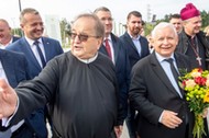 Prezes PiS Jarosław Kaczyński (C-P) oraz Dyrektor Radia Maryja o. Tadeusz Rydzyk (C) w Parku Pamięci Narodowej 