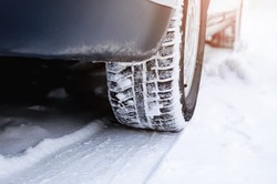 Letnie opony zimą? Większość Polaków mówi „nie”. „To zagrożenie na drodze” [SONDAŻ]