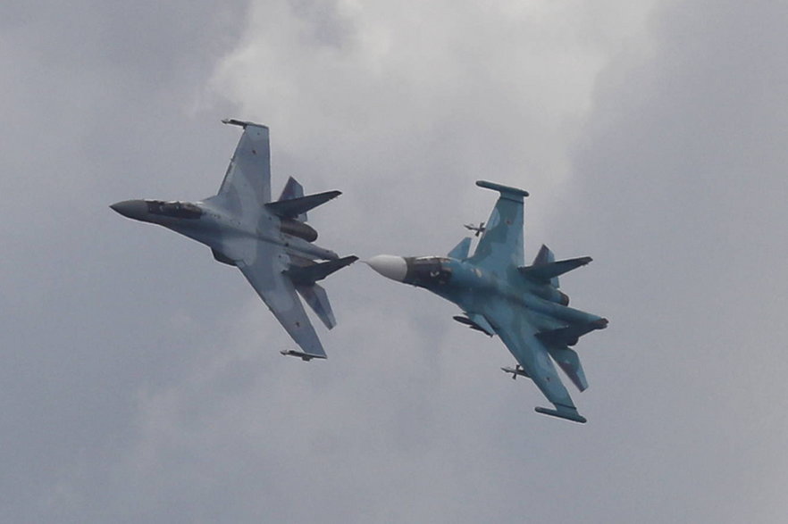 Rosyjskie myśliwce Su-35 i Su-34 nad Moskwą, Rosja, 27 sierpnia 2019 r.